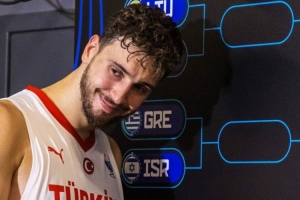 bob官网-首个晋级的球队！FIBA欧锦赛官推晒申京与土耳其晋级图合照