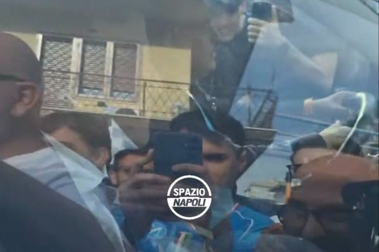 认错人了！意媒：那不勒斯vs卡利亚里主裁拉佩纳遭到球迷围堵