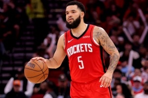 没找到筐！范弗里特半场6中0得分挂零 但送出全队最高5助攻